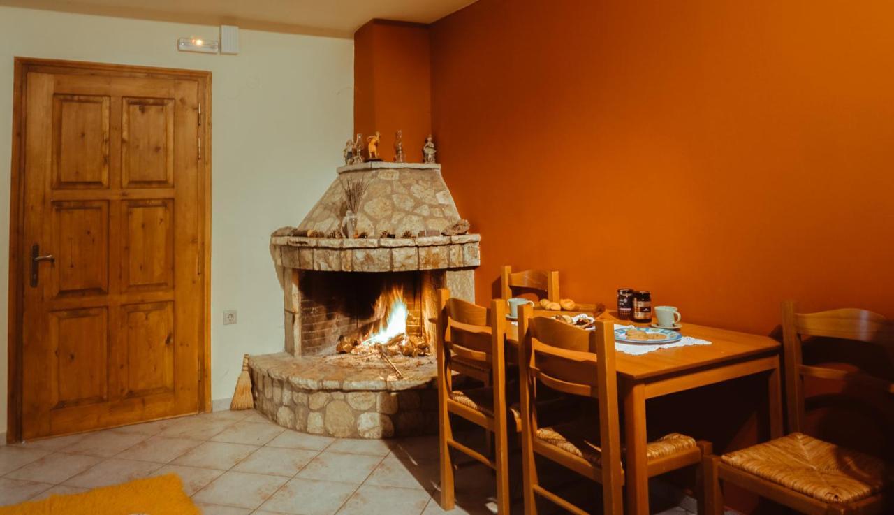 Mezonetes Helmos Apartment Ano Lousoi Bagian luar foto