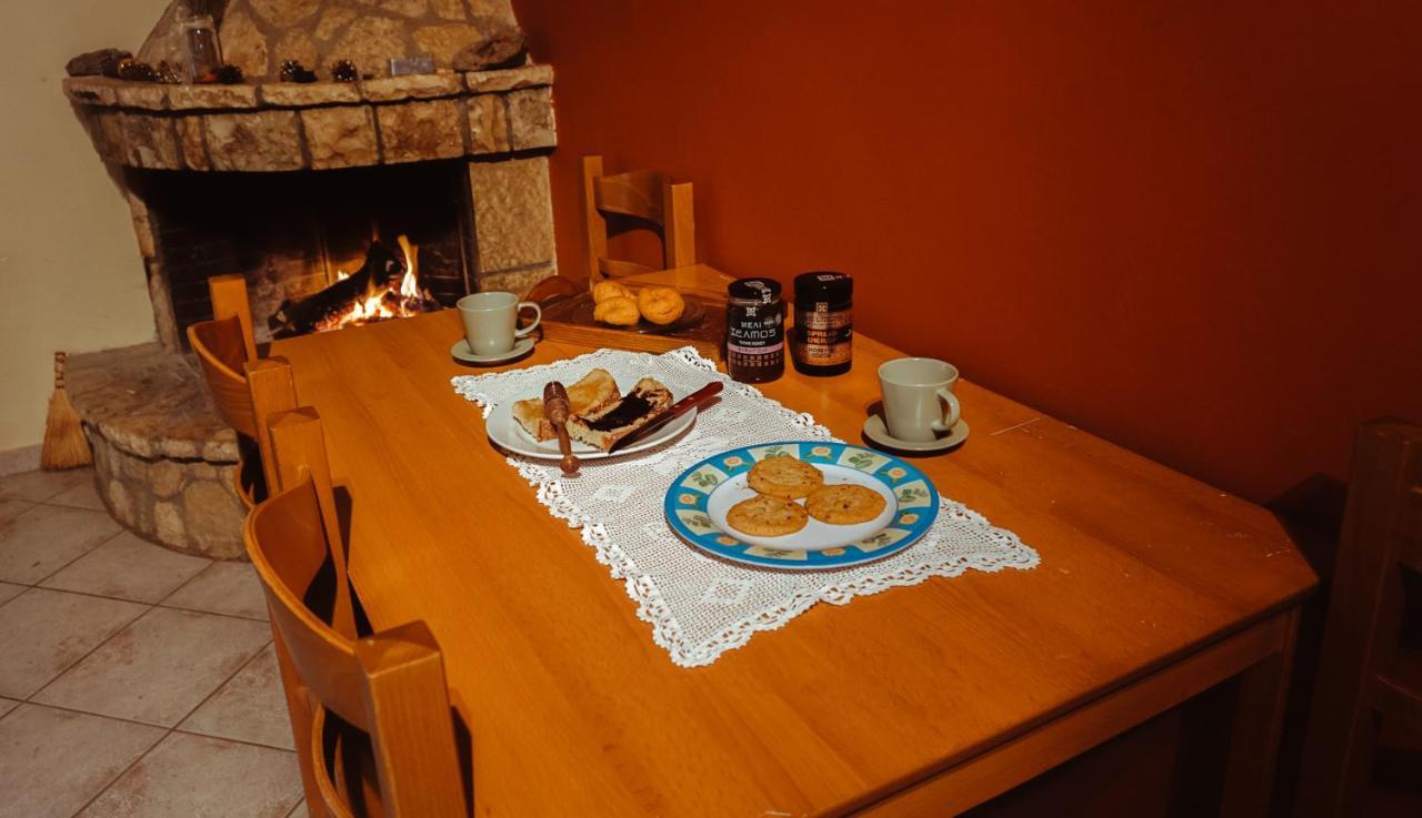 Mezonetes Helmos Apartment Ano Lousoi Bagian luar foto