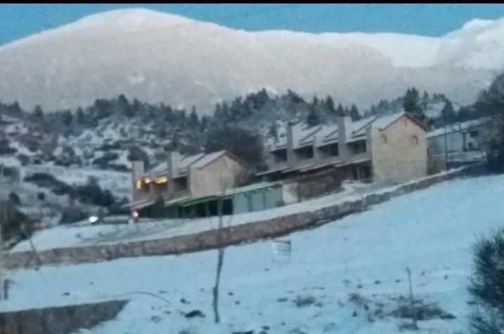 Mezonetes Helmos Apartment Ano Lousoi Bagian luar foto